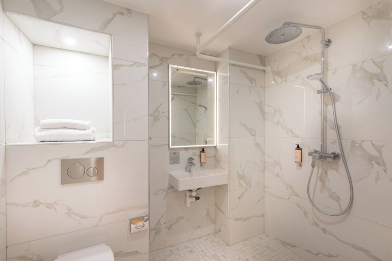Bathroom 4, Hotel au Coeur de Republique, Paris