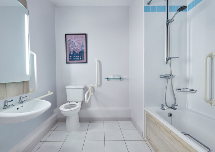 Bathroom 4, Leonardo Hotel London Croydon, London