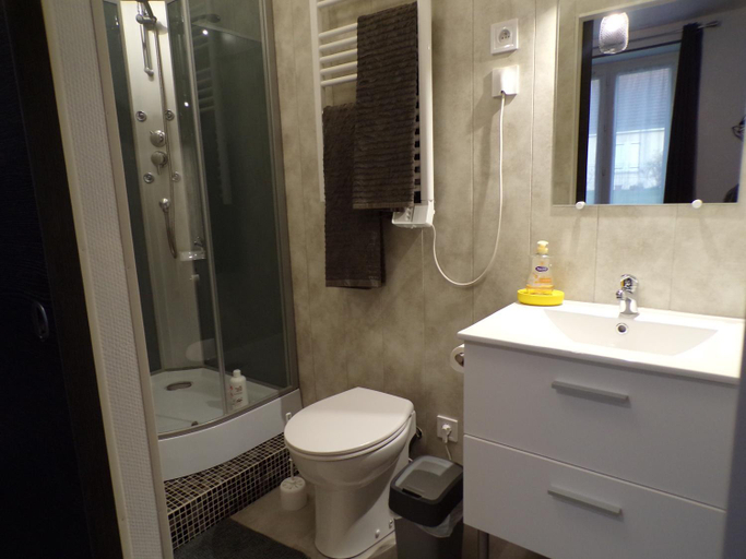 Bathroom 5, A la Belle Etoile, Cher