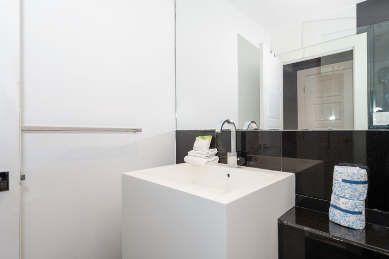 Bathroom 4, Miami Beach 550, Miami-Dade