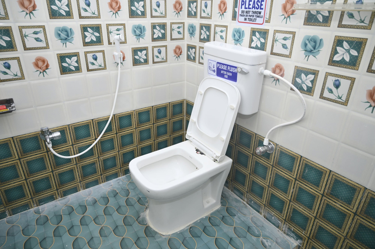 Bathroom 3, Sai Padma Guest House, Puri