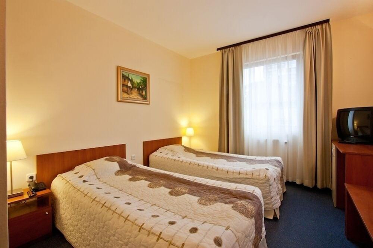 Bedroom 2, Hotel Cheap, Stolichna