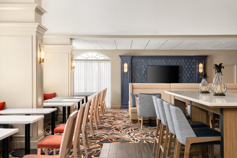 Food & Drinks 5, Hampton Inn & Suites Newport Middletown, Newport