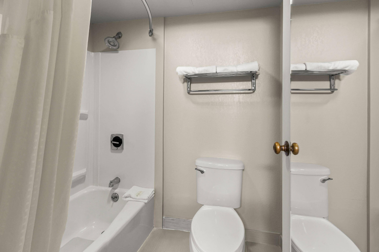 Bathroom 4, Suburban Studios Altoona, Blair