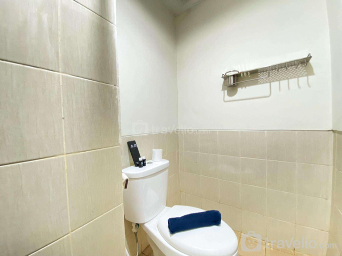 Bathroom 2, Warm Studio at Easton Park Jatinangor By Travelio, Sumedang