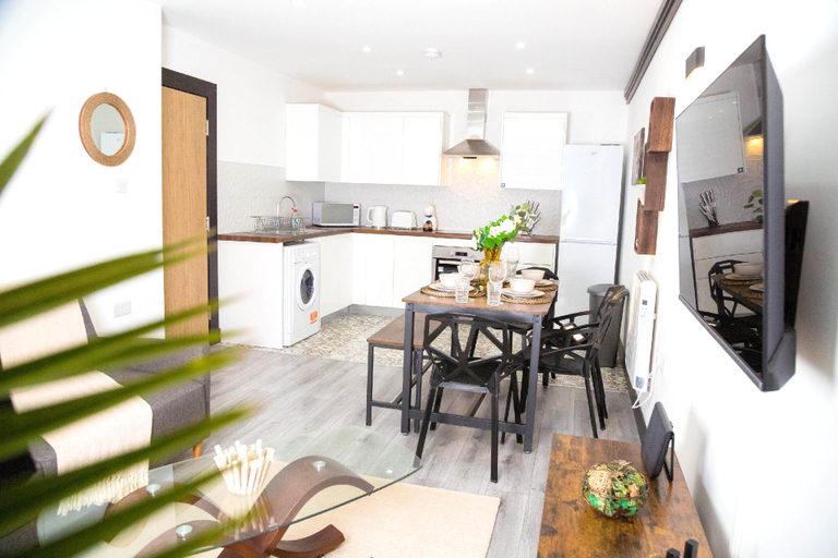 Others 5, Old Trafford Apartments by BEVOLVE - Free Parking, Manchester