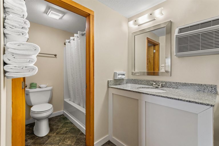 Bathroom 3, Americas Best Value Inn Biddeford Portland, York