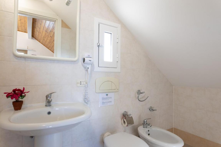 Bathroom 3, AgriFamily Village, Brindisi