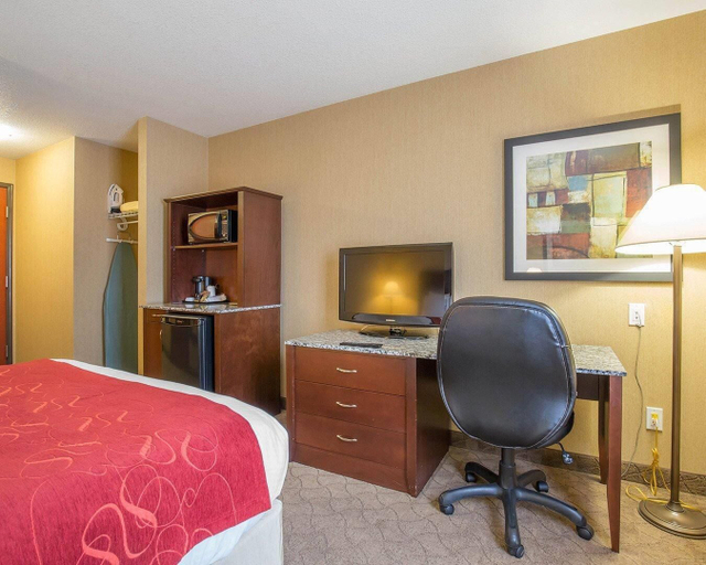 Bedroom 3, Comfort Inn & Suites, Division No. 6