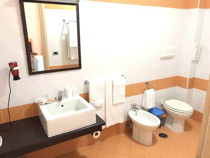 Bathroom 5, Hotel The Queen, Caserta