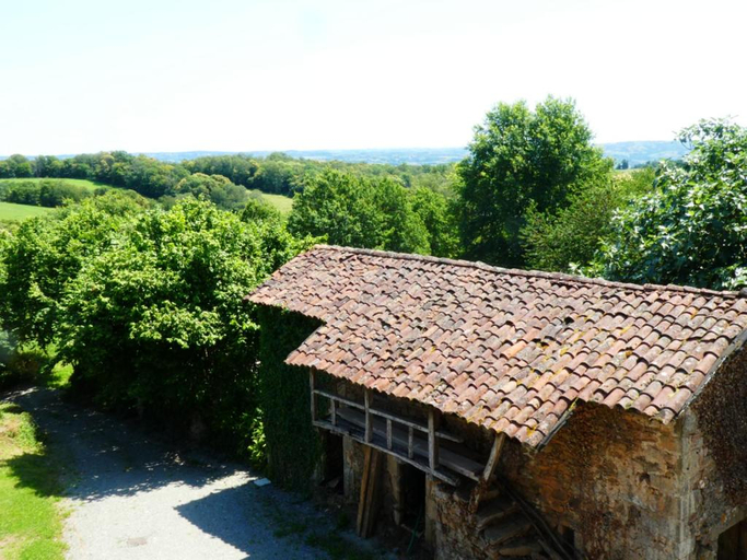 Others 5, Chambre spacieuse dans maison de caractere, au calme, avec belle vue, Lot