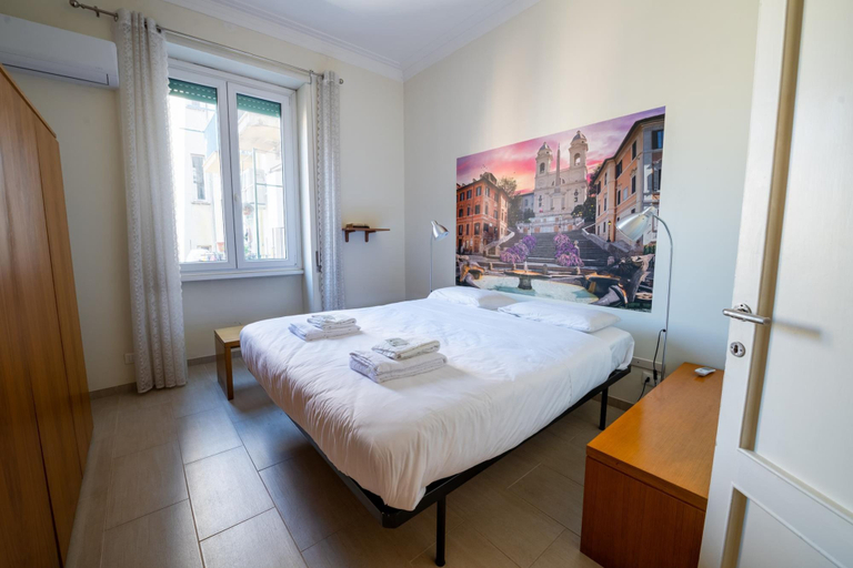 Room 2, Piazza Carracci in Roma, Rome
