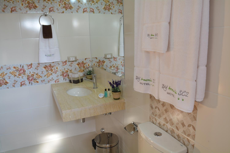 Bathroom 4, Hotel BY Armonia SCZ, Andrés Ibáñez