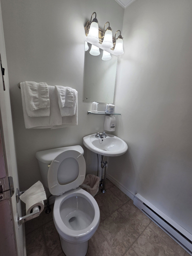 Bathroom 5, Motel Claude, Témiscouata