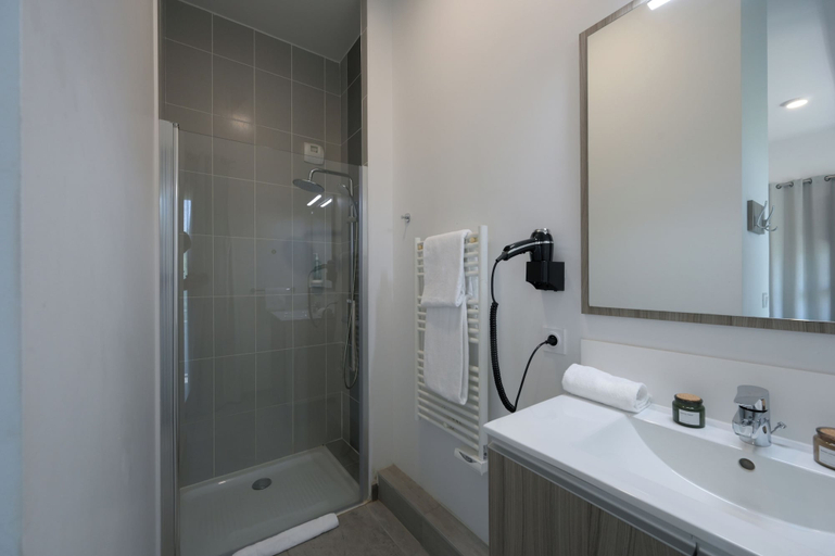 Bathroom 4, Nemea Appart Hotel So Cloud Lyon Part Dieu, Rhône