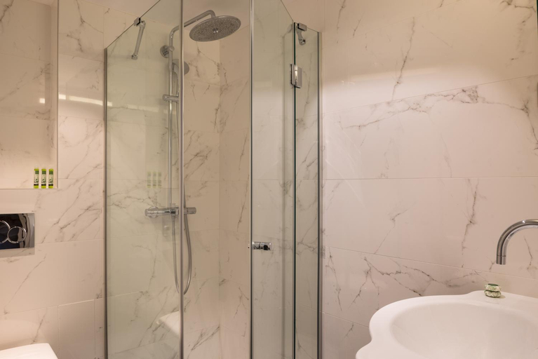 Bathroom 4, Hotel Crystal, Paris