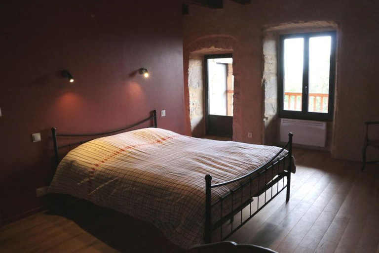 Bedroom 2, Chambre spacieuse dans maison de caractere, au calme, avec belle vue, Lot