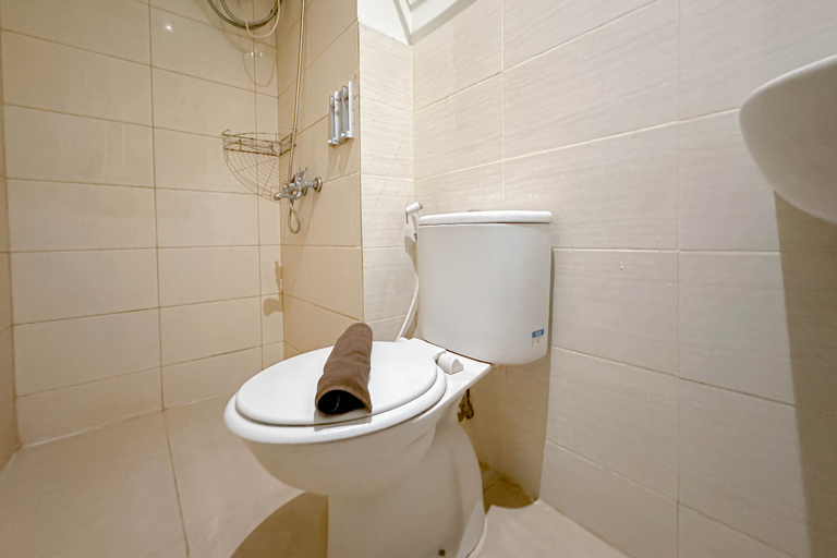 Bathroom 5, Minimalist Studio (No Kitchen) at Tamansari Prospero Sidoarjo Apartment By Travelio, Sidoarjo