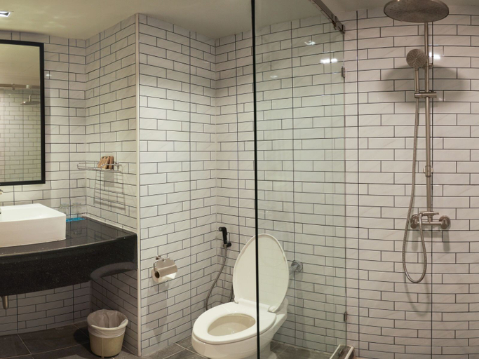 Bathroom 4, The Royal City Hotel, Bang Plad