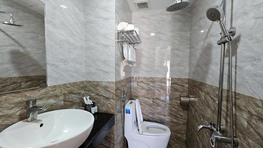 Bathroom 4, New Era Hotel & Apartments, Da Nang
