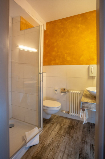 Bathroom 4, Waldhotel Eisenberg, Donnersbergkreis