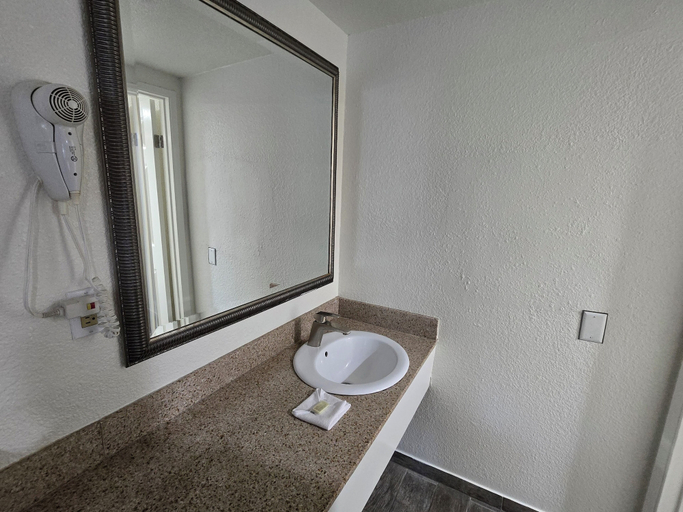Bathroom 3, Peach City Inn - Marysville Yuba City, Yuba