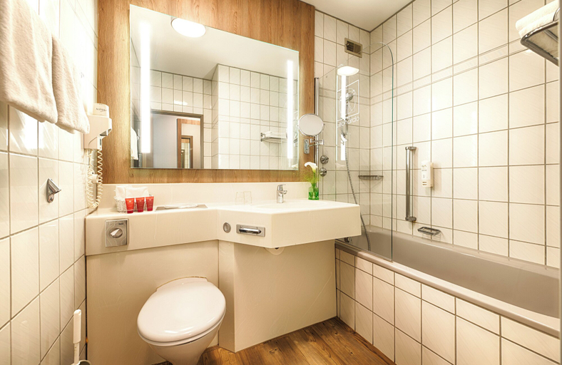 Bathroom 5, Leonardo Hotel Wolfsburg City Center, Wolfsburg