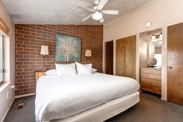 Room 2, Struggler 3 Bedrooms STR-1 by KBM, Summit