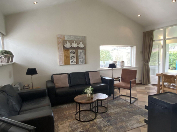 Living room 4, Lovely Holiday Bungalow With Garden, Zijpe