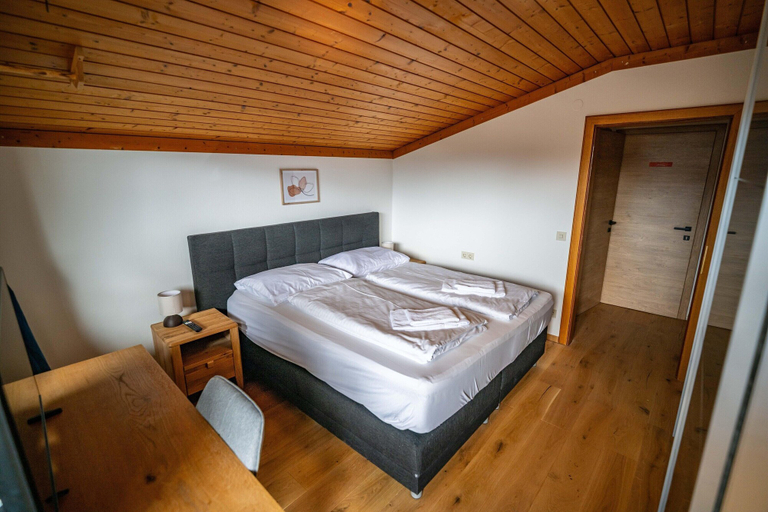 Room 2, Charming Accommodation in Saalfelden by the Steinernes Meer, Zell am See