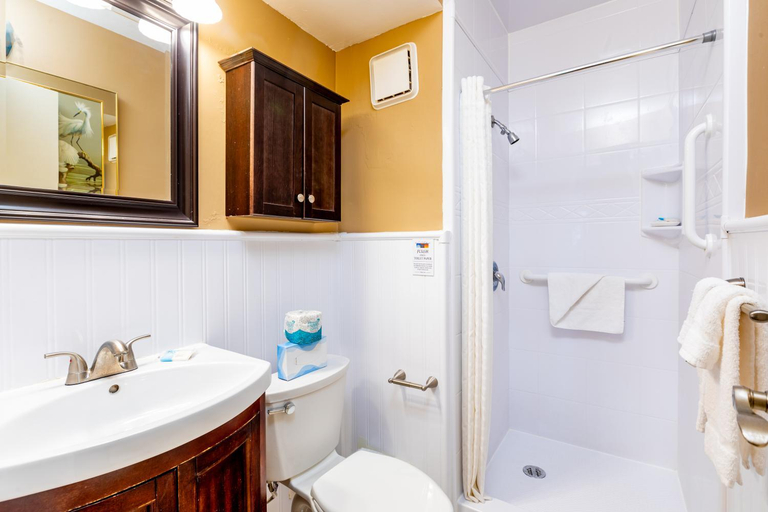Bathroom 4, Enchanted Isle Hollywood Beach Resort, Broward