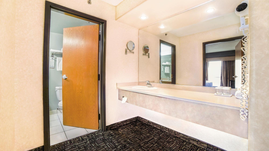 Bathroom 4, Park Town Hotel, Division No. 11