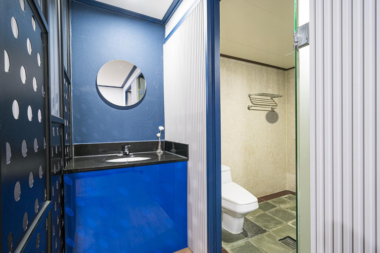 Bathroom 5, Jeju Shinjeju Noblesse Hotel, Jeju