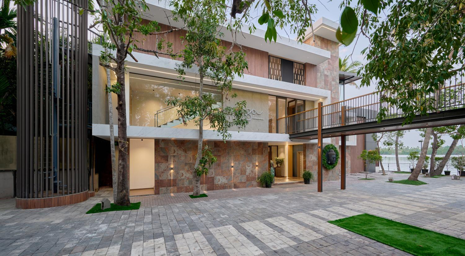 Exterior & Views