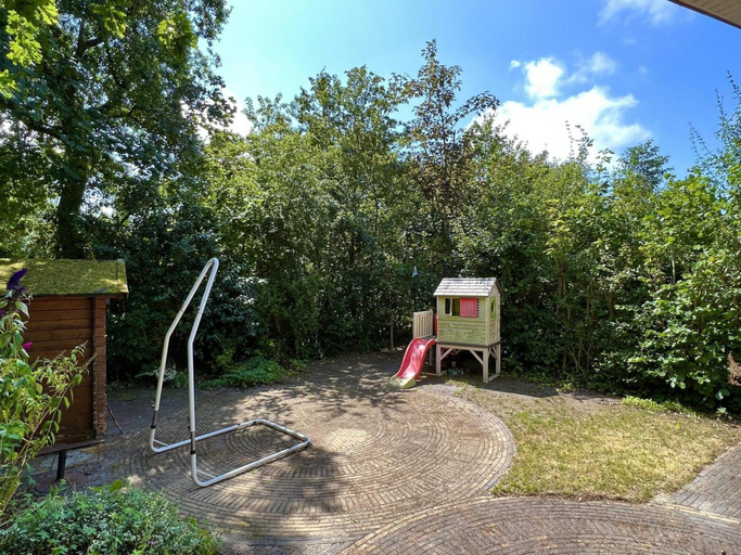 Garden 4, Small Family Chalet Close to Beach, Zijpe