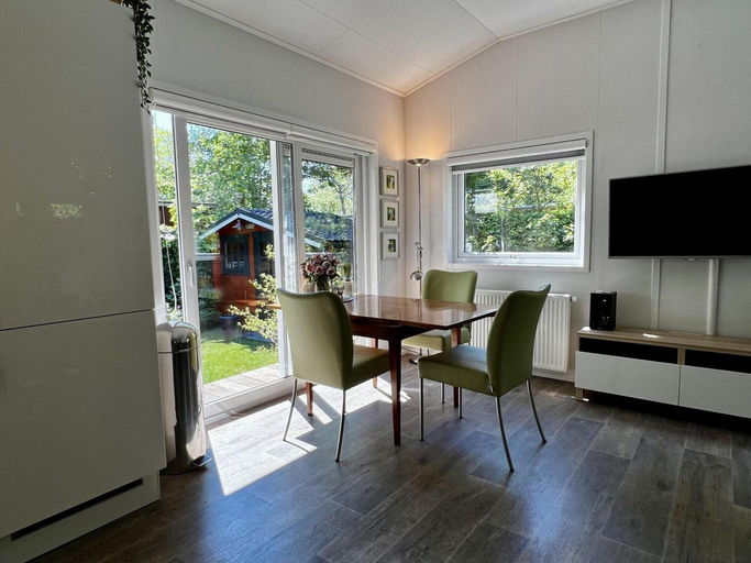 Dining 5, Cozy Retreat, by the Beach, Zijpe