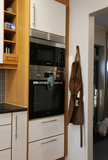 Others 4, 5-Bed-Rooms House with Jacuzzi, Free Parking, and 2 Toilets-Bath in Malm, Malmö