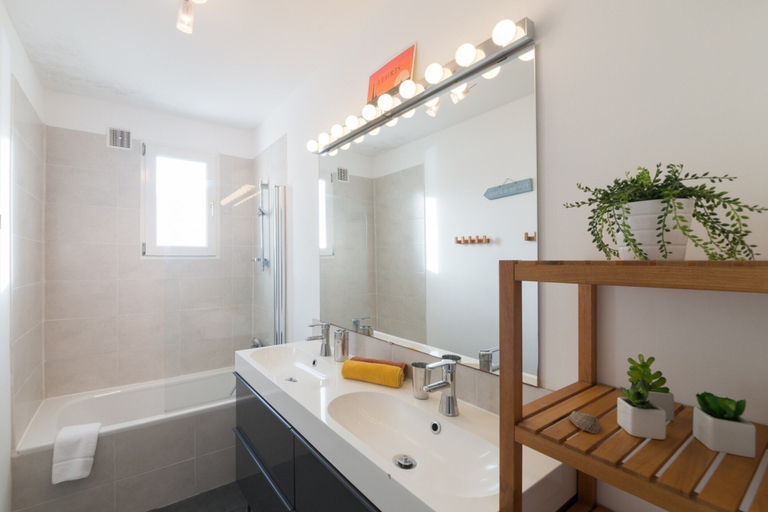 Bathroom, Family house with sea view in Landéda, Finistère