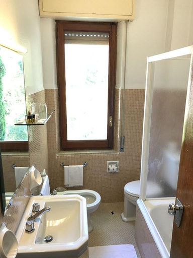 Bathroom 5, Hotel Mediterranee, Messina