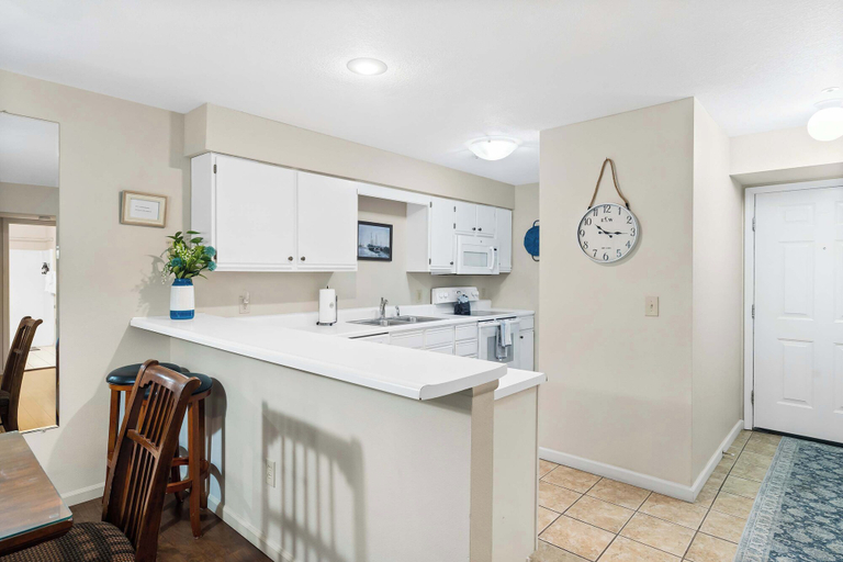 Others 4, Ron's Retreat Stay for 6 With Resort Amenities, Taney
