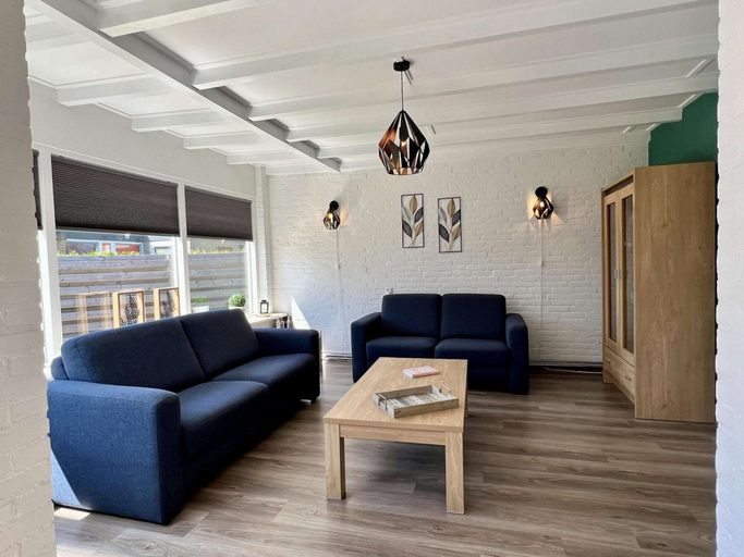 Living room 2, Appealing Holiday Home for Family, Zijpe
