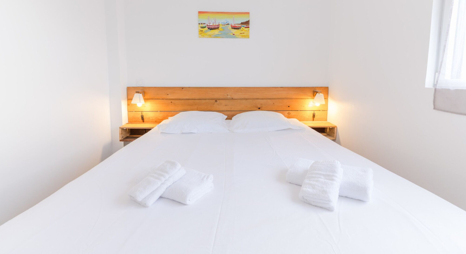 Room 4, Apartment in Ploudalmezeau Near Treompan Beach, Finistère