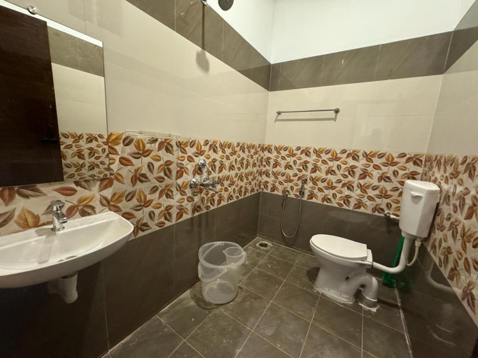 Bathroom, La Tamara Suite, Viluppuram