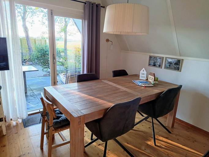 Dining 2, Cozy Holiday Home in Sint Maartenszee, Zijpe