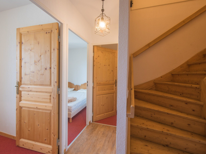 Room 2, Apartment in France with Ski Access & Pool, Hautes-Alpes