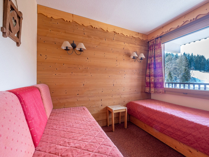 Room 2, Studio in Doucy With Mountain Views, Savoie