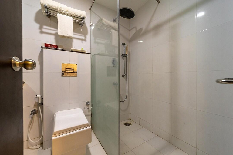 Bathroom 2, Hotel Aksharadha, Puducherry