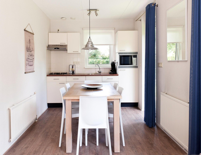 Dining 4, Bungalow Near Alde Feanen Site, Tytsjerksteradiel