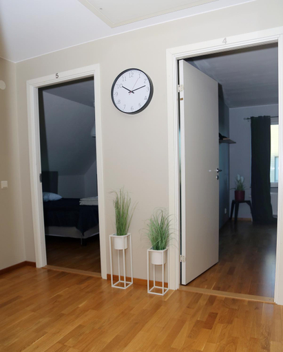 Others 3, 5-Bed-Rooms House with Jacuzzi, Free Parking, and 2 Toilets-Bath in Malm, Malmö