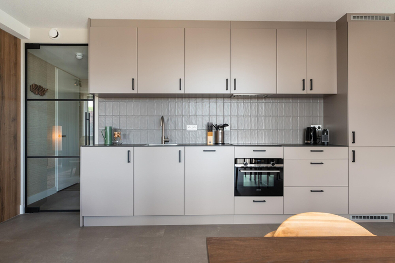 Private kitchen 5, 4 Person Apartment in the City Center, Den Haag